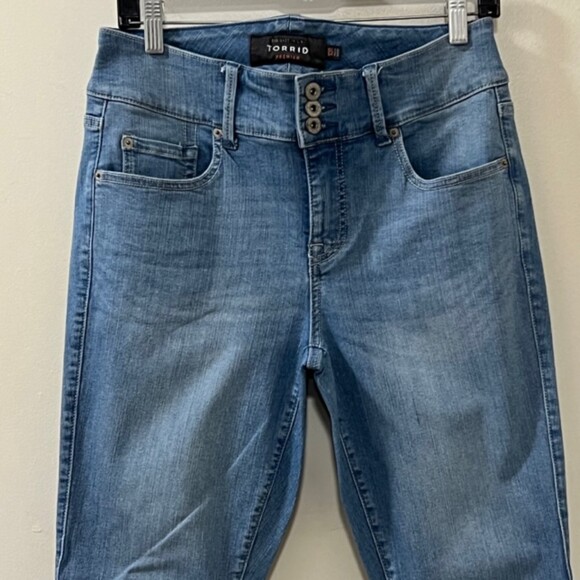 Torrid Premium Womens 3 Button Blue Medium Washd Skinny Jeans High Rise Size 10R - Picture 3 of 12